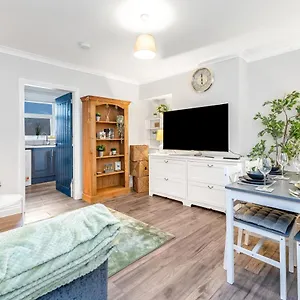 Modern & Spacious 2 Bedroom House - Free Parking - Front & Back Garden - Private Main Door Entrance Edinburgh